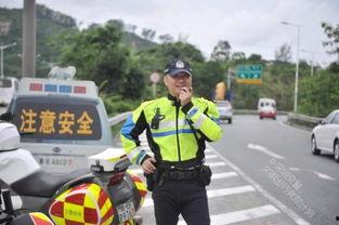 最帅交警成网红,最帅交警变身网络红人，人气飙升引关注